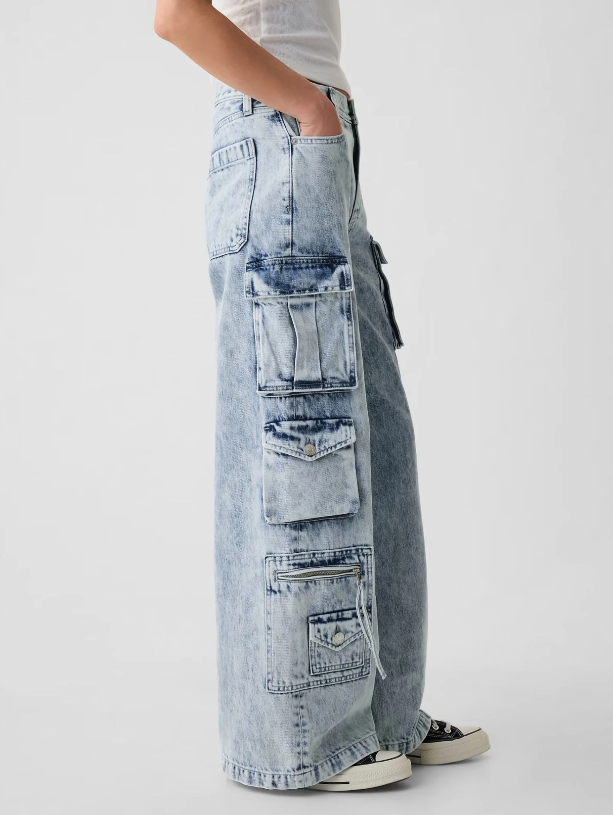 blue-mid-rise-cargo-baggy-jeans